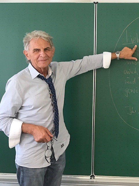 Prof. Gerauer vor einer Tafel